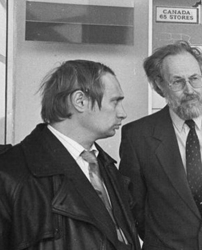 Tu recordatorio periódico de que todo esto empezó porque un minúsculo burócrata consideró que no se le respetaba lo suficiente hace 30 años. Sean amables con sus minúsculos burócratas, amigos