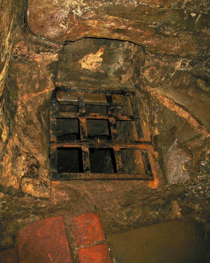 ¿Odias tu vida? Podría ser peor, pasarla en la mazmorra inferior del castillo de Warwick, por ejemplo. Un "Oubliette", donde los prisioneros eran arrojados y olvidados