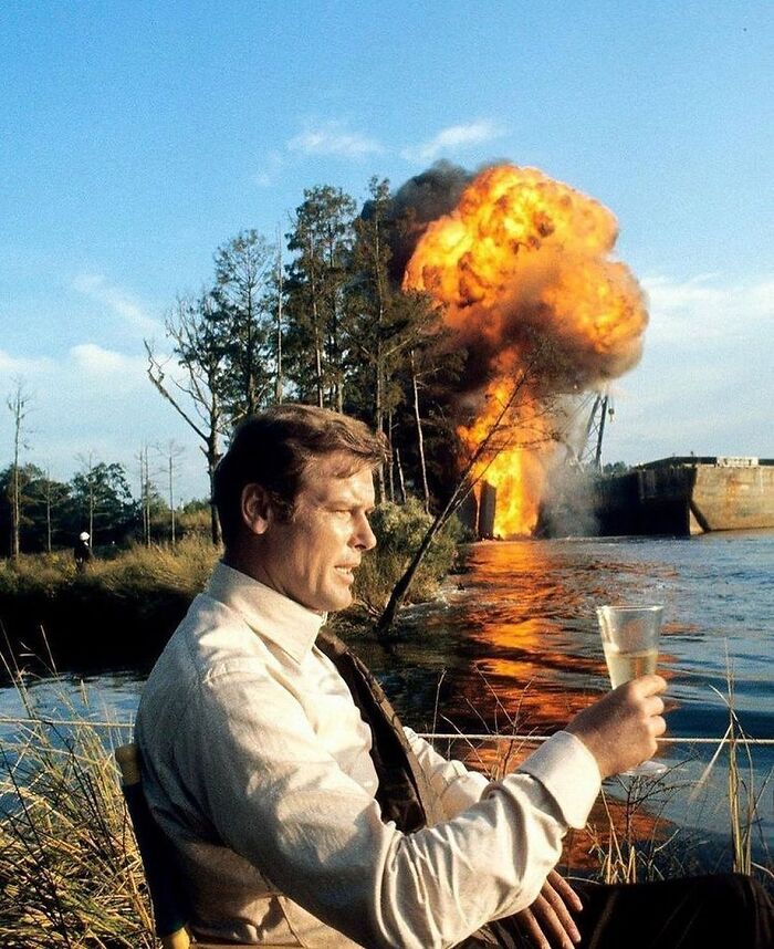 Consejo de vida: Sé mucho más como Roger Moore en el set de rodaje de la película Bond de 1973 "Vive y deja morir" e ignora todos tus correos electrónicos hasta el lunes por la mañana