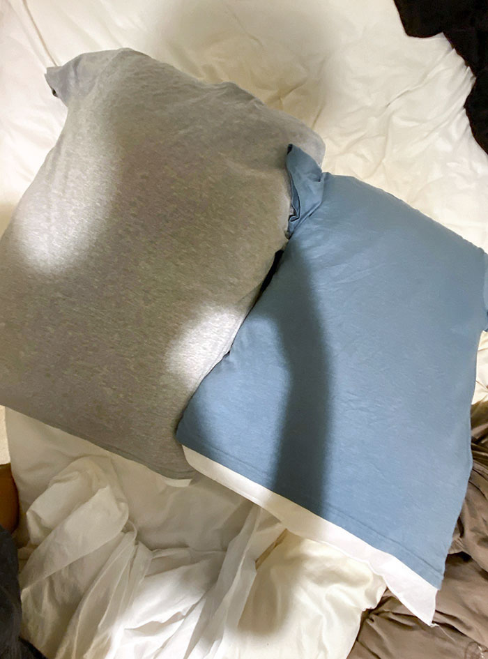 My Airbnb Host Is Using T-Shirts As Pillow Cases, And One Even Smells. Guess I'll Be Dreaming Of Sweaty Armpits Tonight