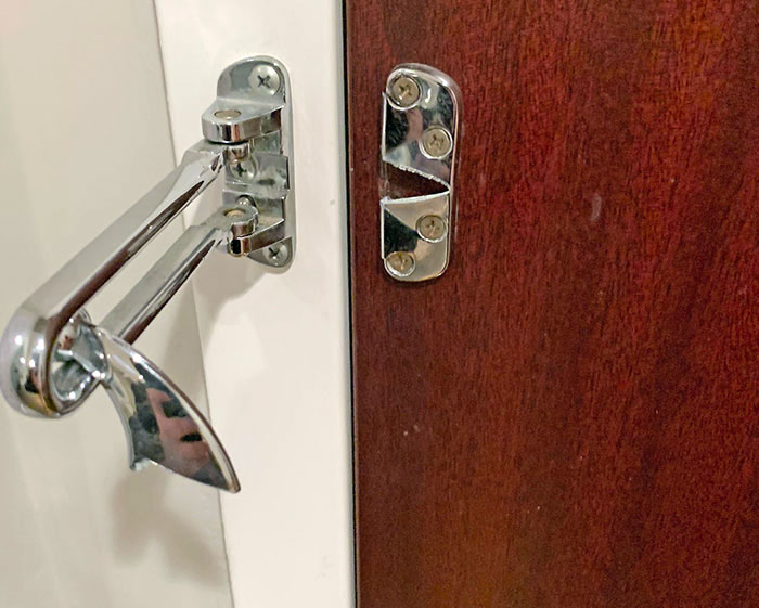 Mi novia olvidó que la cerradura estaba en su lugar y abrió la puerta con bastante suavidad. La cerradura se rompió inmediatamente. Este hotel me hace sentir muy seguro