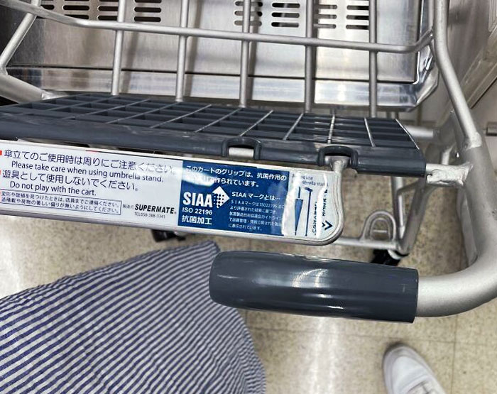  Los carritos de supermercado de Japón tienen un soporte para paraguas y bastones