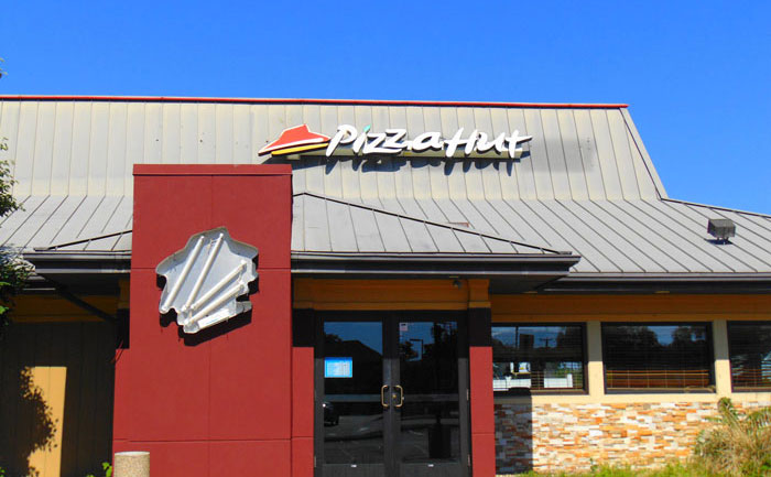 Karen Answers The Door Naked, Believing That She’ll Receive Her Pizza Order For Free