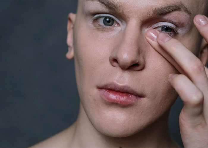 "My Confidence Was Skyrocketing": Mechanic Starts Wearing Makeup At Work, Front Desk Coworkers Have A Problem With It