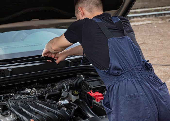"My Confidence Was Skyrocketing": Mechanic Starts Wearing Makeup At Work, Front Desk Coworkers Have A Problem With It