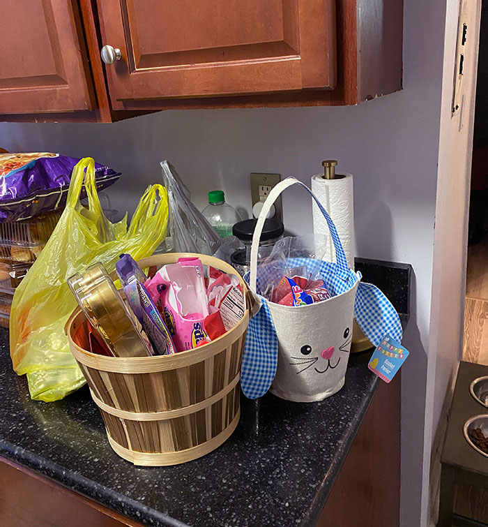 Tengo casi 49 años y mi madre sigue haciéndome una cesta cada año (la del conejito es para mi hija de 17 años)