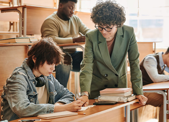 30 Cringeworthy Signs That Scream ‘This Person Peaked In High School,’ As Shared By This Online Community