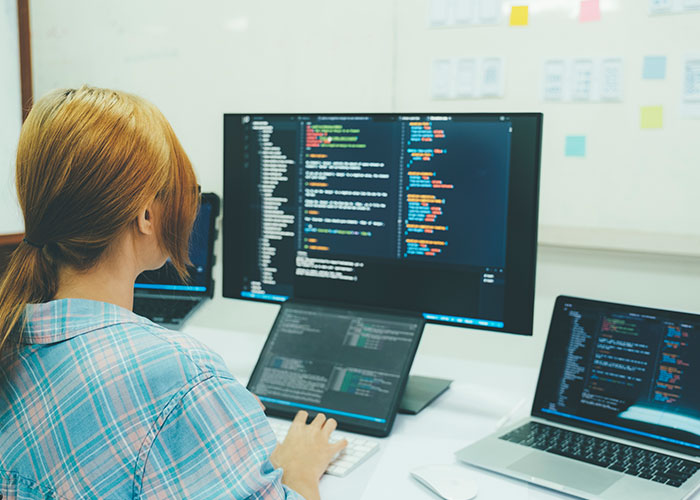 28 People Share How Life Turned Out For The 'Pretty Girl' Of Their High School