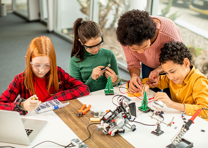 28 People Share How Life Turned Out For The 'Pretty Girl' Of Their High School