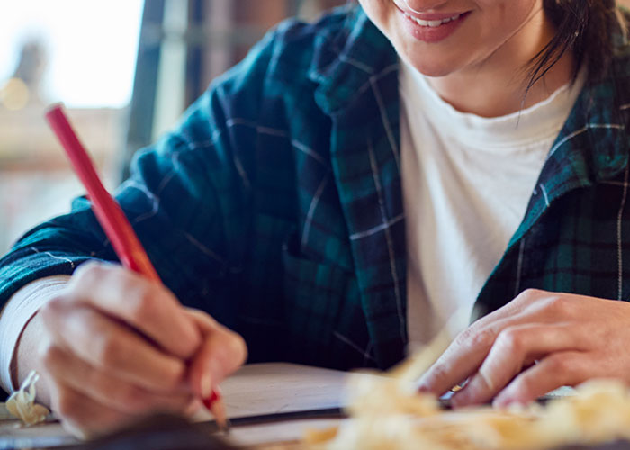 28 People Share How Life Turned Out For The 'Pretty Girl' Of Their High School