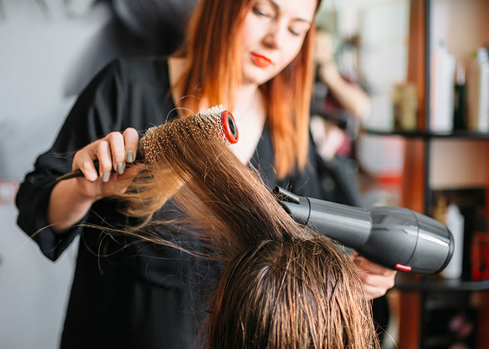 28 People Share How Life Turned Out For The 'Pretty Girl' Of Their High School