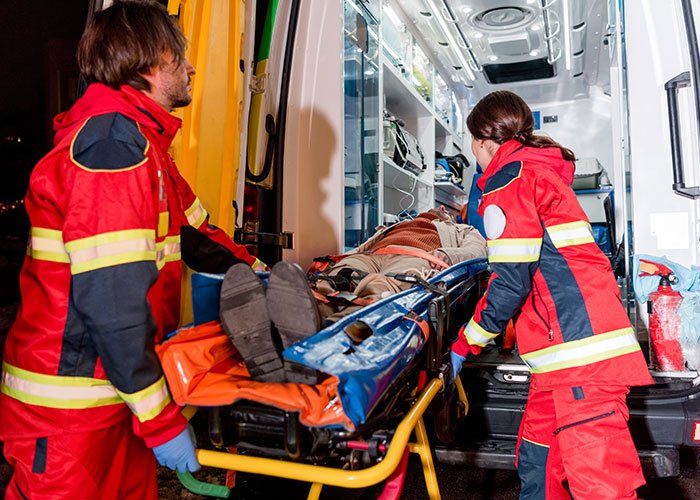 25 Profesiones infravaloradas hasta que se necesitan en emergencias