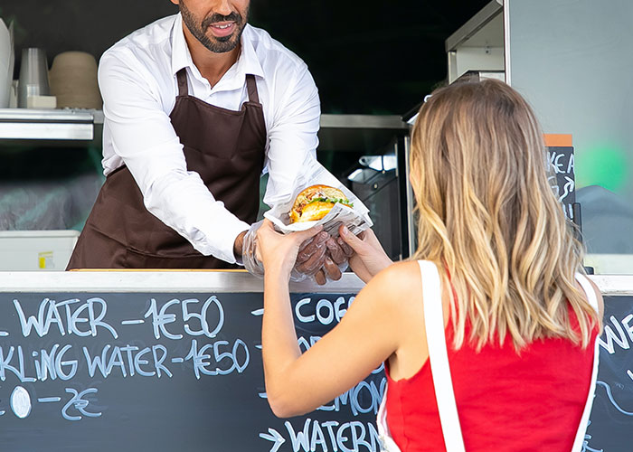 25 Profesiones infravaloradas hasta que se necesitan en emergencias