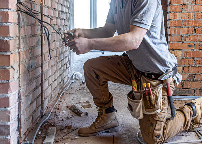 25 Profesiones infravaloradas hasta que se necesitan en emergencias