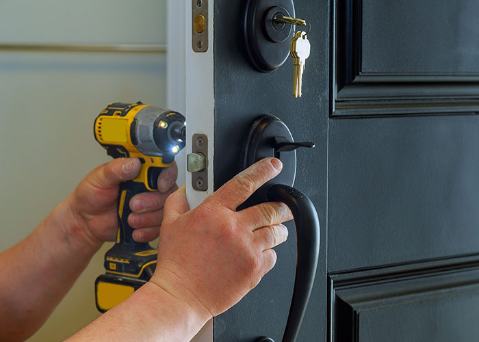 25 Profesiones infravaloradas hasta que se necesitan en emergencias