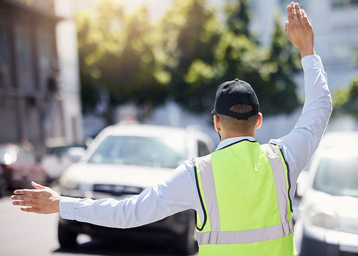 25 Profesiones infravaloradas hasta que se necesitan en emergencias