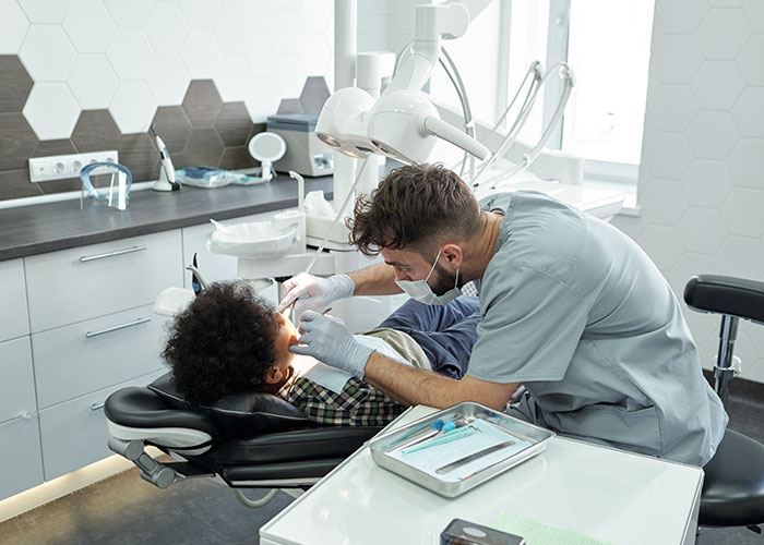 25 Profesiones infravaloradas hasta que se necesitan en emergencias