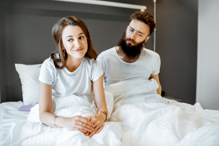 People Share 30 Signs That Scream Someone Is Having A Secret Affair