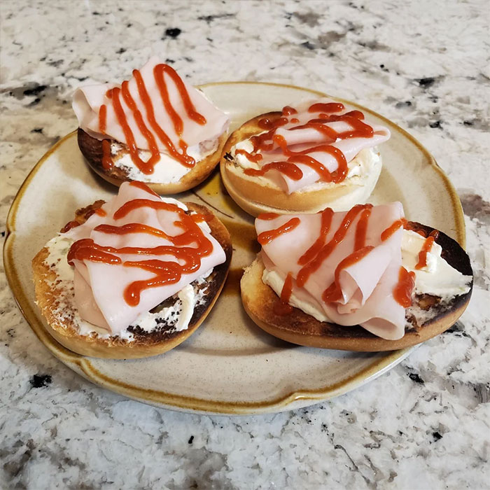 Sandwiches with cream, ham and sriracha on top