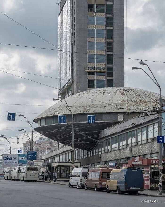 Sala de Conferencias y Cine del Instituto de Información Científica y Técnica (también conocido como "Platillo Volador de Kiev") Kiev, Ucrania. Construido en 1971