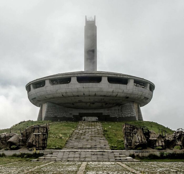 Antigua casa conmemorativa del Partido Comunista Búlgaro (Monumento Buzludzha), paso de Shipka, Bulgaria, construida en 1981