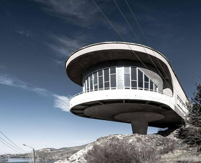 Cantina de la casa de recreo del Sindicato de Escritores de Armenia, Lago Sevan, Armenia, construida en 1967