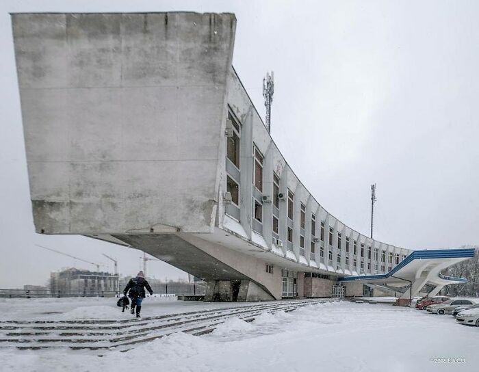 Terminal de autobuses de Lviv Stryiska 109, Lviv, Ucrania. Construida en 1980