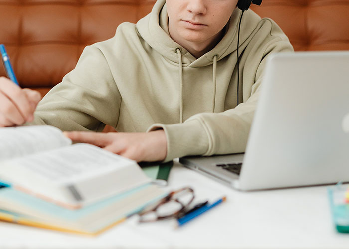 Student Questions Why They Received A Late Penalty When Their Assignment Was Submitted 14 Mins Before The Deadline, Shares Their Emails With The Professor