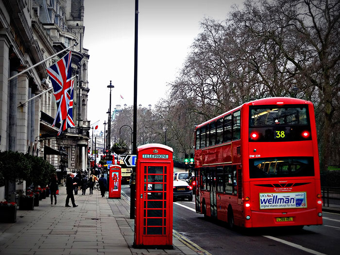 Red telephone box and red buss 
