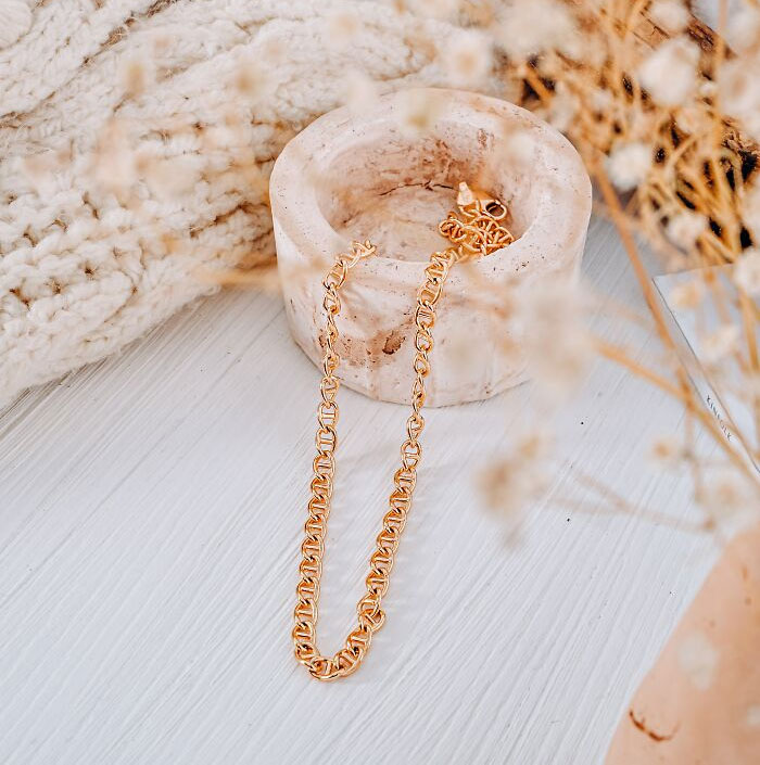 Golden Chain In Marble Plate 