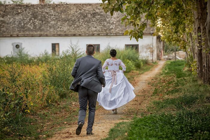 Bride Needs To Use The Bathroom Before The Ceremony, Walks In On Her Husband Being Breastfed By His Mom