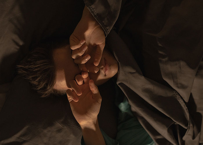 Guy Turns To The Internet After His Pregnant Wife Suddenly Disappears From The Airport And Texts Him To Never Look For Her