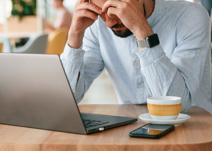 Guy Gets Annoyed At A Toddler At A Caf&eacute; Because He Wants To Use It As His Office, The Kid's Mom Calls Him Out