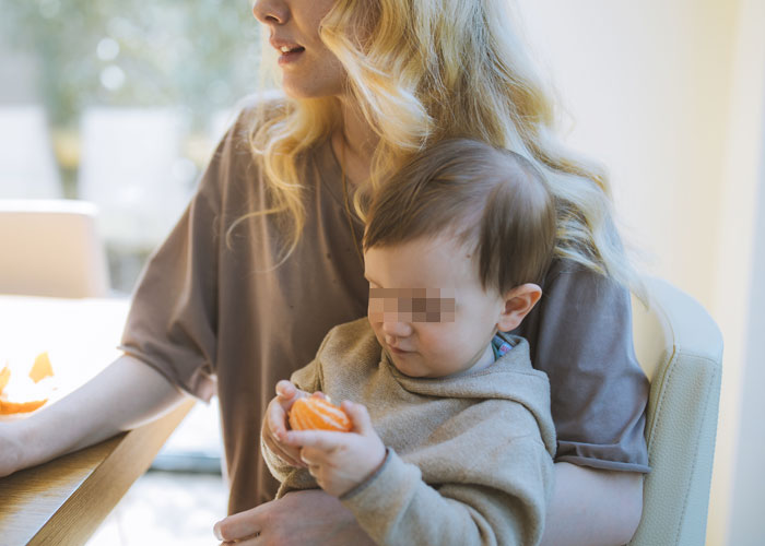 Guy Gets Annoyed At A Toddler At A Caf&eacute; Because He Wants To Use It As His Office, The Kid's Mom Calls Him Out