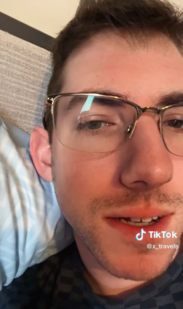 This Guy Decides To Check The "Hack" Of Handing The Cabin Crew Small Gifts For A Better Seat, Is Highly Surprised When The Trick Works