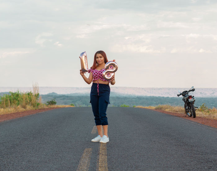 Person Shares How They Failed To Notice Key Cues That Their Parents Wouldn't Pay For Their 18th B-Day Dinner Person Shares How They Failed To Notice Key Cues That Their Parents Wouldn't Pay For Their 18th B-Day Dinner