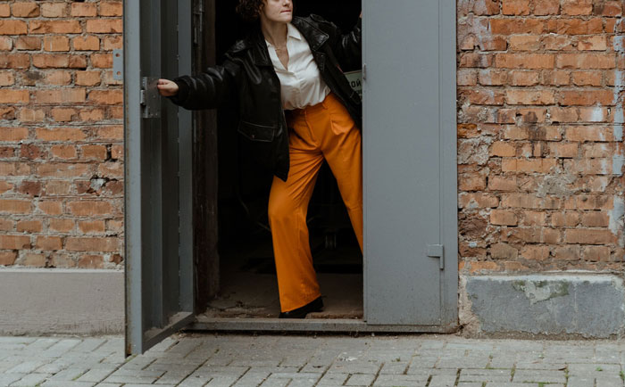 14-Year-Old Won’t Stop Slamming Her Bedroom Door And Parents Replace It With A Curtain, But She’s Not Having It 14-Year-Old Won’t Stop Slamming Her Bedroom Door And Parents Replace It With A Curtain, But She’s Not Having It