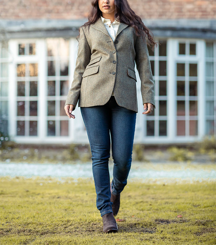 35 “Manic Pixie Dream Girl” Things Women Used To Do, Thinking It Made Them So Cool And Mysterious