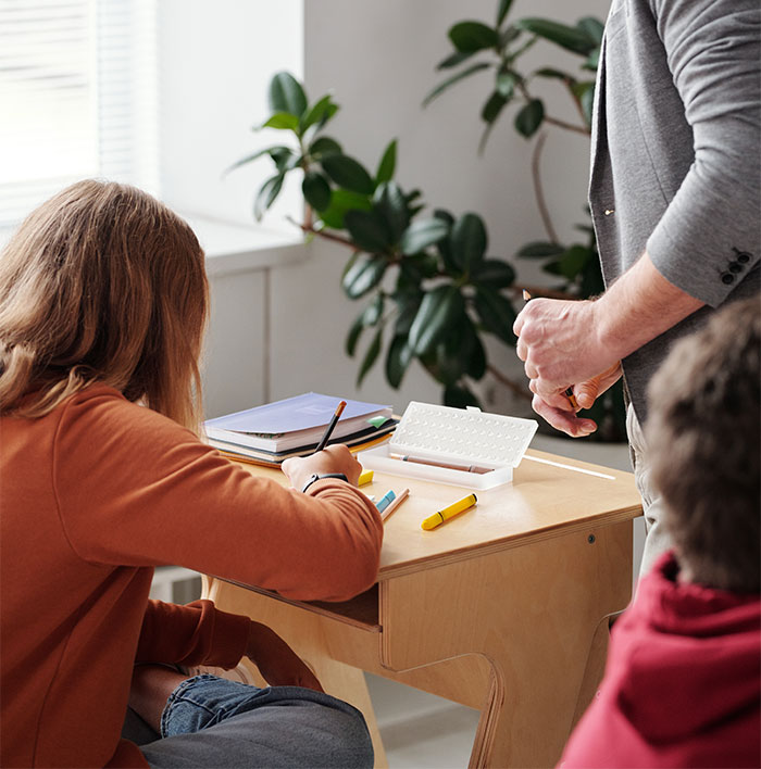 35 “Manic Pixie Dream Girl” Things Women Used To Do, Thinking It Made Them So Cool And Mysterious