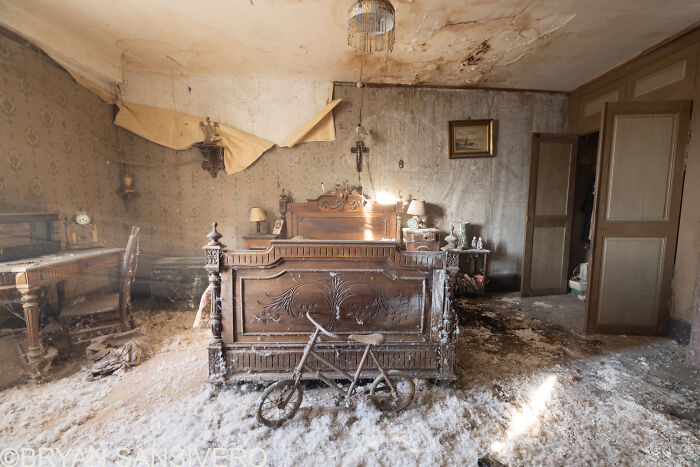 I Discovered A Several-Hundred-Year-Old Abandoned Farmhouse In France (18 Pics)