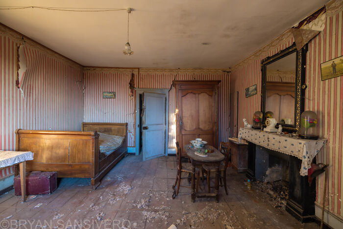 I Discovered A Several-Hundred-Year-Old Abandoned Farmhouse In France (18 Pics)
