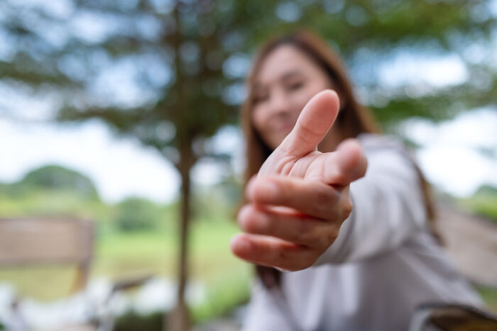 30 Low-Key Signs Someone's A Bad Human, As Shared By People Online