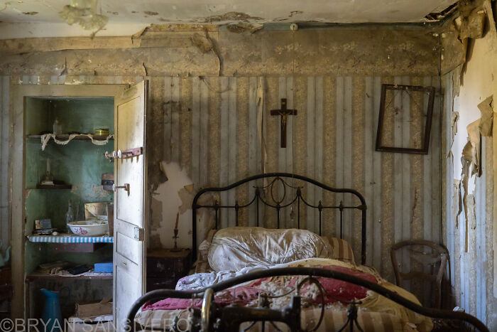 I Discovered A Several-Hundred-Year-Old Abandoned Farmhouse In France (18 Pics)