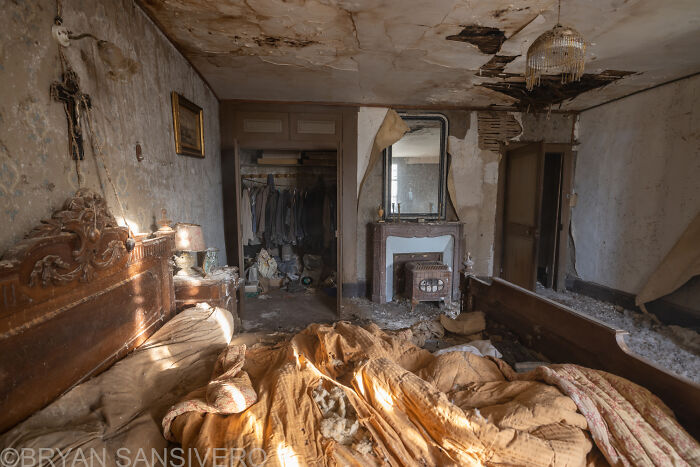I Discovered A Several-Hundred-Year-Old Abandoned Farmhouse In France (18 Pics)