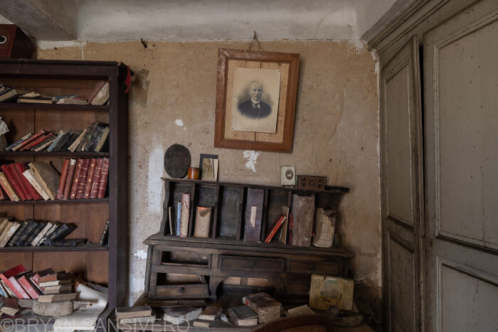 I Discovered A Several-Hundred-Year-Old Abandoned Farmhouse In France (18 Pics)