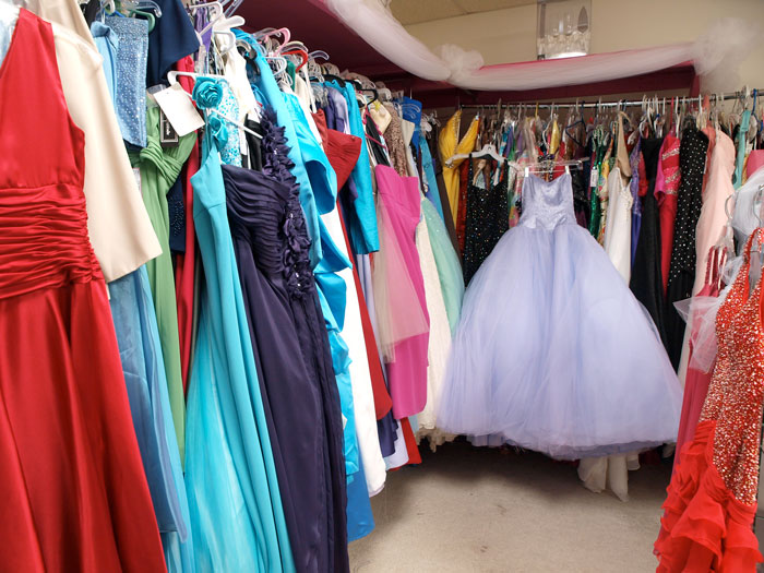 Bridal Stylist Fires Friendly Shots And Says Her Goodbyes In Spanish After Client&rsquo;s Mom Trash-Talked Her Throughout The Entire Appointment