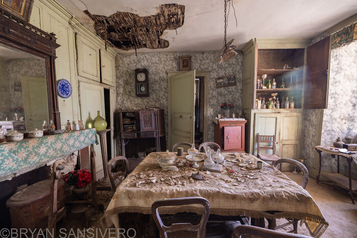 I Discovered A Several-Hundred-Year-Old Abandoned Farmhouse In France (18 Pics)