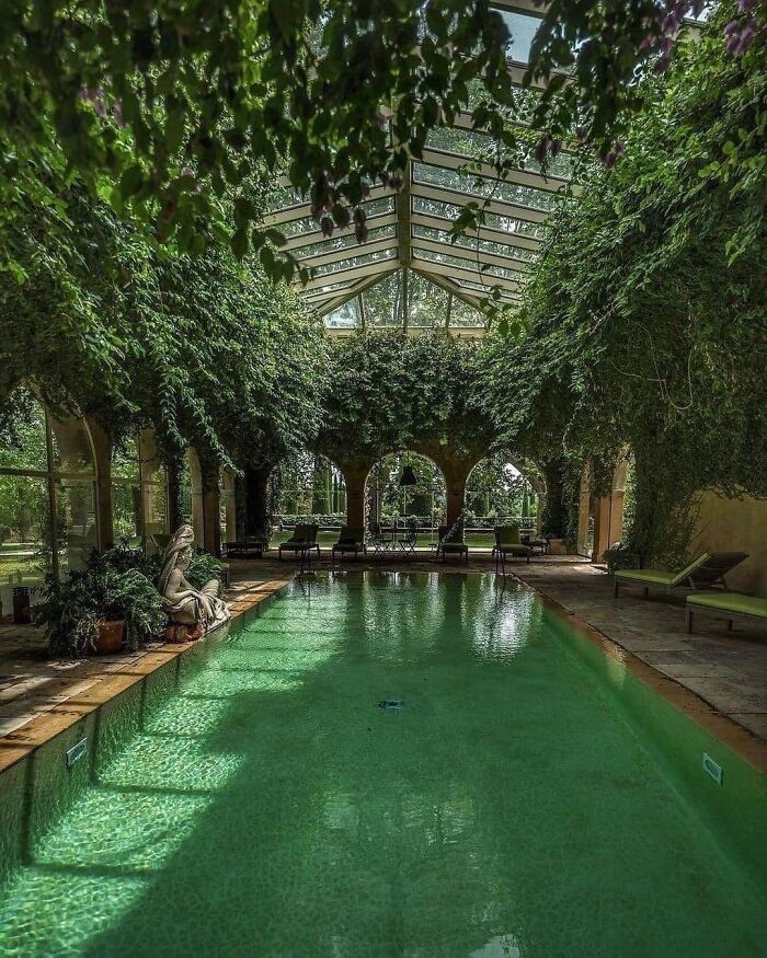 La piscina de ensueño del Château de Sannes, un castillo del siglo XVIII en el Luberon