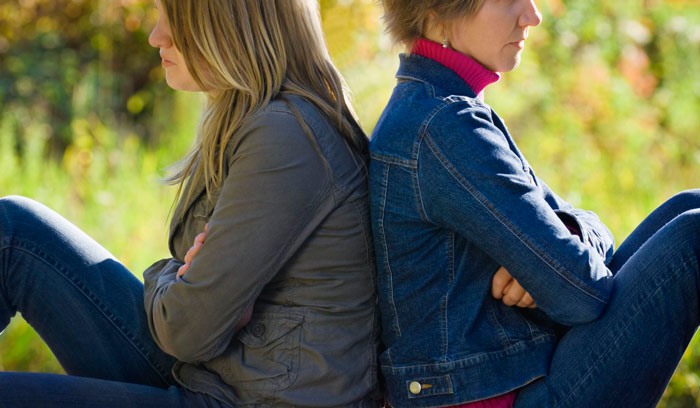 14-Year-Old Won’t Stop Slamming Her Bedroom Door And Parents Replace It With A Curtain, But She’s Not Having It 14-Year-Old Won’t Stop Slamming Her Bedroom Door And Parents Replace It With A Curtain, But She’s Not Having It