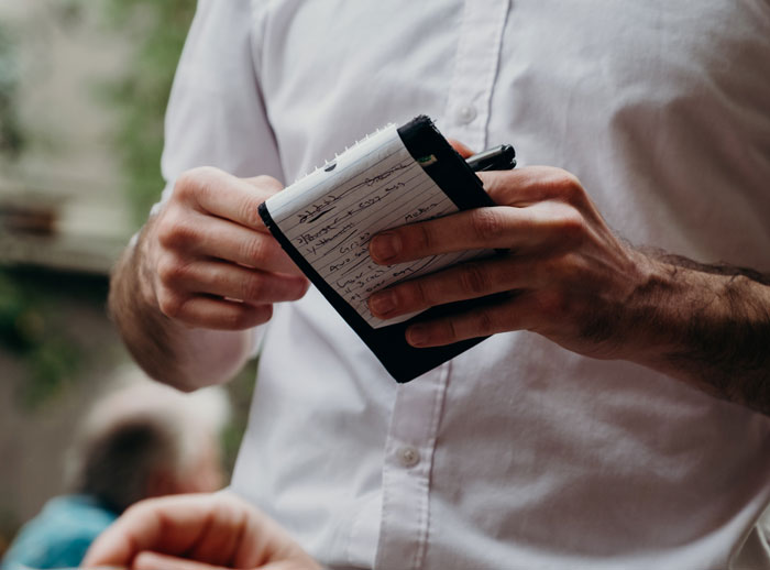 Person Shares How They Failed To Notice Key Cues That Their Parents Wouldn't Pay For Their 18th B-Day Dinner Person Shares How They Failed To Notice Key Cues That Their Parents Wouldn't Pay For Their 18th B-Day Dinner